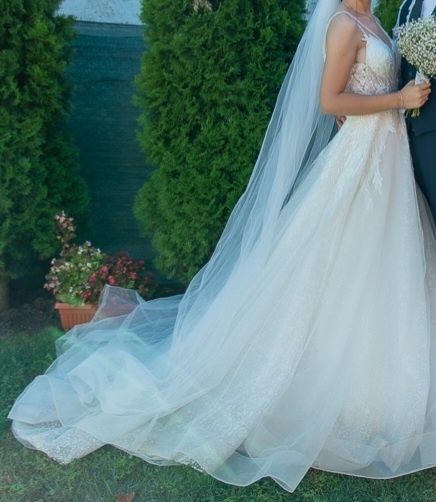 Сватбена рокля с дантели и камъчета