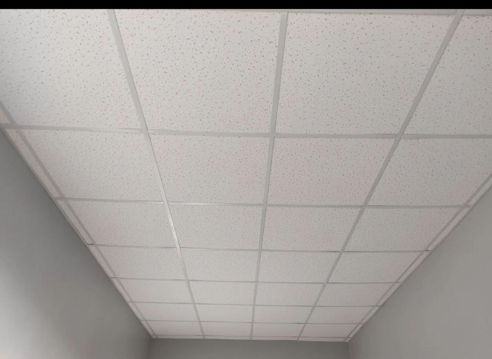 Монтаж потолков Армстронг грильят.