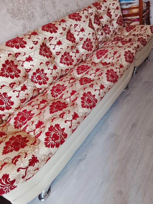 Продается диван и 2 кресла в гостинную