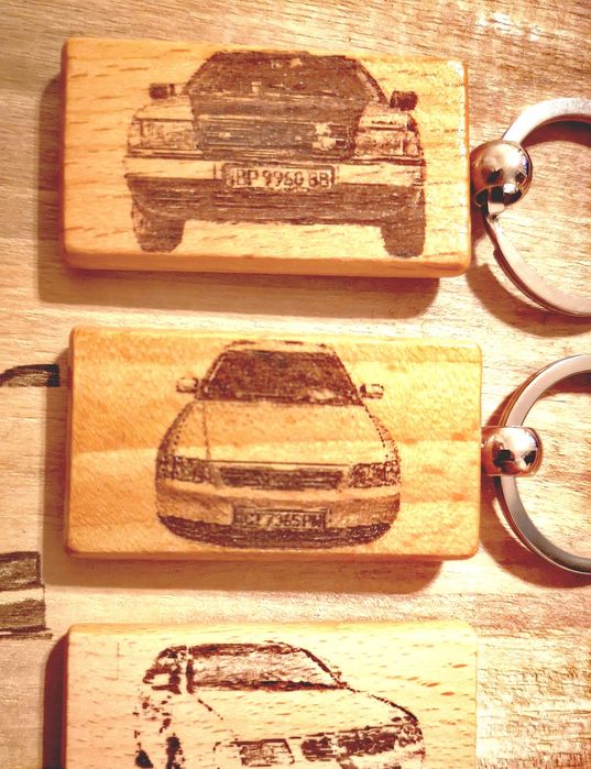 Лазерно гравирани дървени ключодържатели и кучешки медальони.