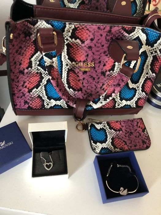 Дамски чанти Guess