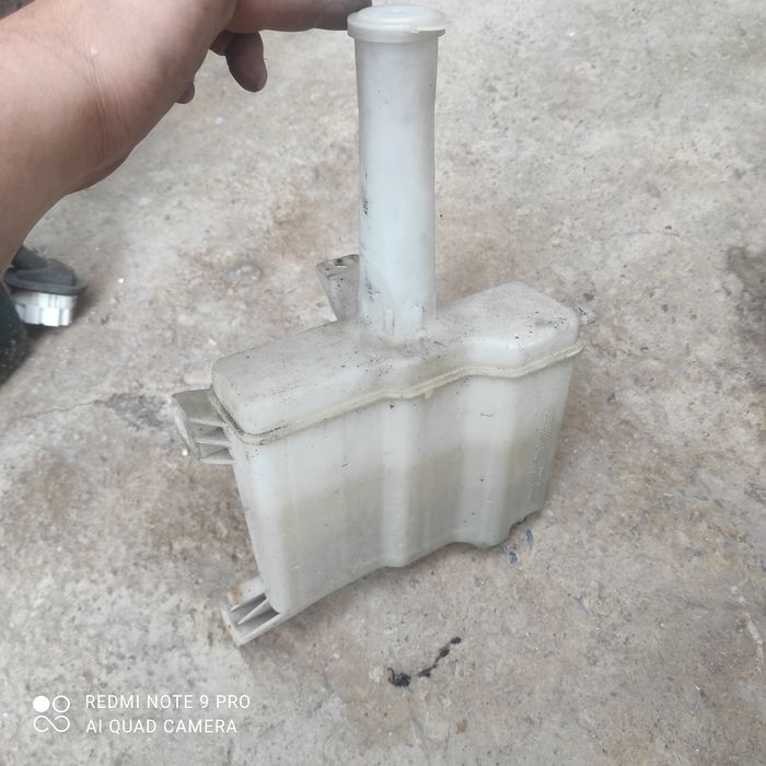 Продам расширительный бачок на Мазда 626 птичка