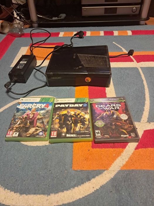 Xbox 360 slim cu 3 jocuri