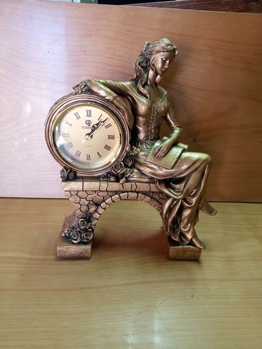 Статуэтка девушка с книгой