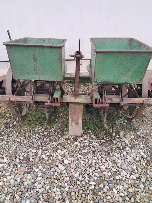 Mașină de pus cartofi