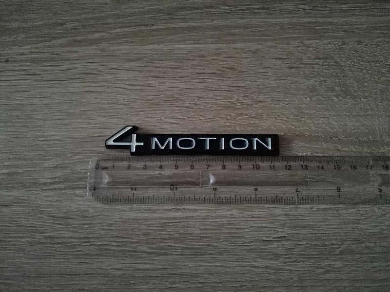 Volkswagen 4Motion бяло с черно емблема нов стил