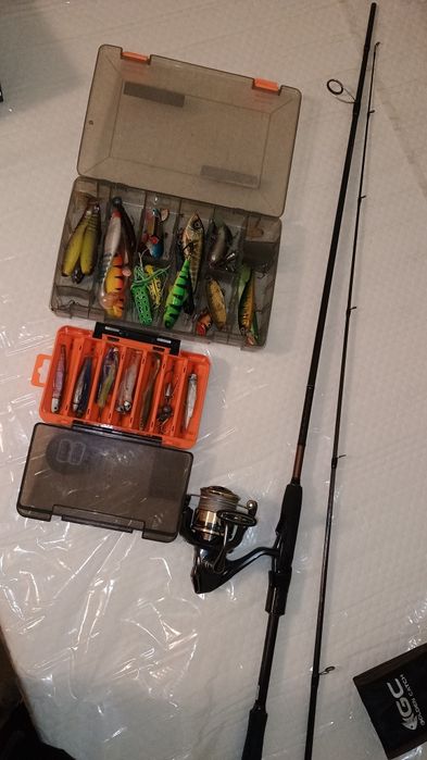 Въдица за спининг + примамки за хищници