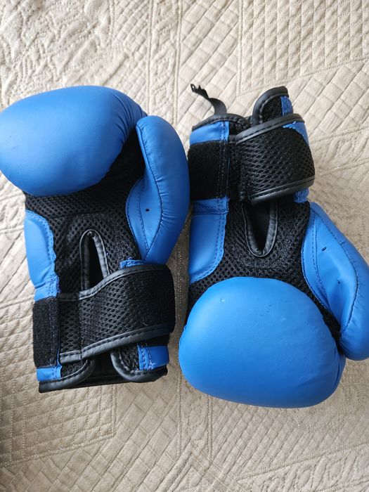 Боксерский шлем, боксерские перчатки