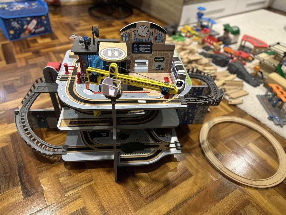 Дървена триетажна гара