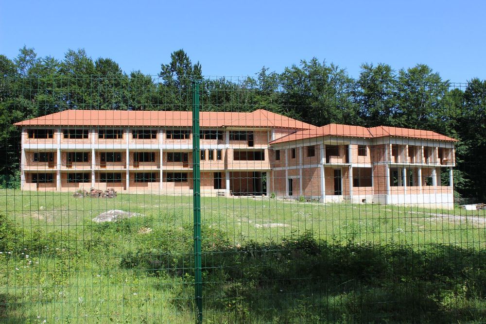 Продава се Хотел в с. Млечево, Област Габрово - 1674 кв.м за 73 €/кв.м - Снимка #1