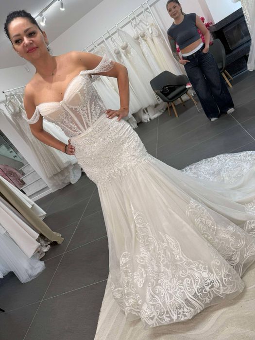 Vand rochie de mireasa cu trena model mila nova