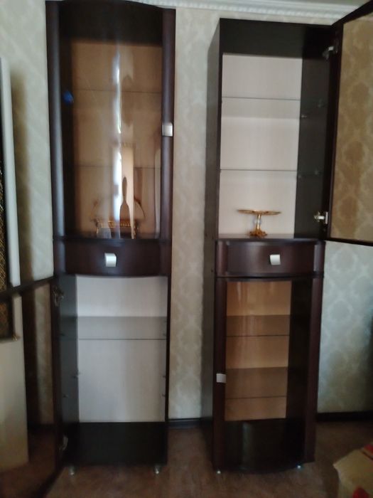 Срочно продам 2 шкафа тёмного цвета.