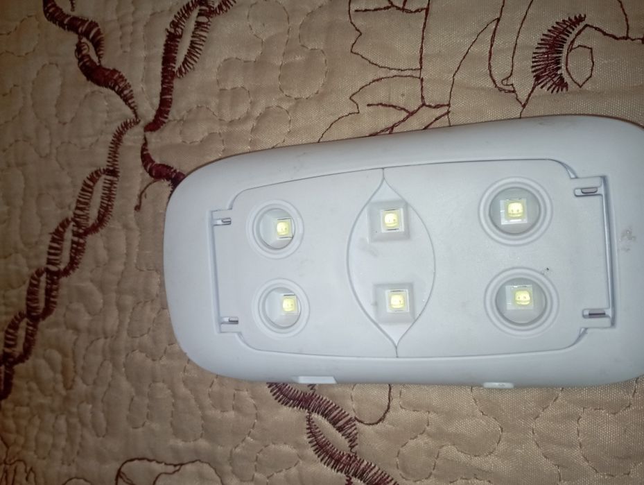 Se vinde mini lampă pentru unghii ultra UV este aproape noua