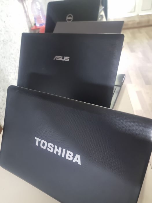 Офисный старый ноутбук.