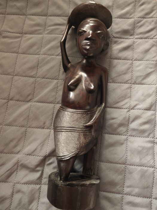 Statuetă africană sculptată manual din lemn de abanos – 35 cm