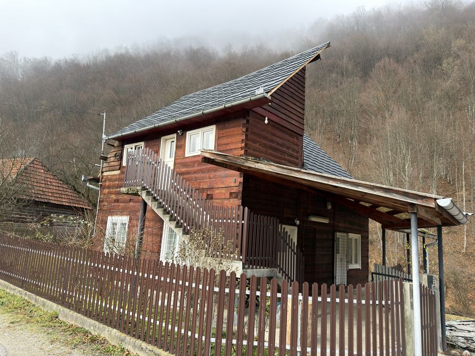 Vând sau schimb cabană zona Baraj Leșu