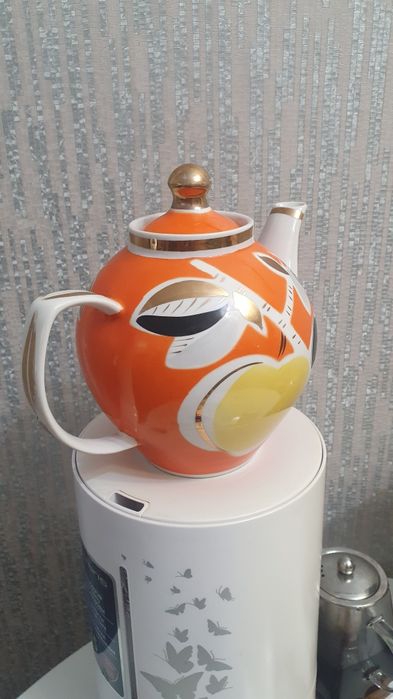 Продам фарфоровый чайник"Яблоко"
