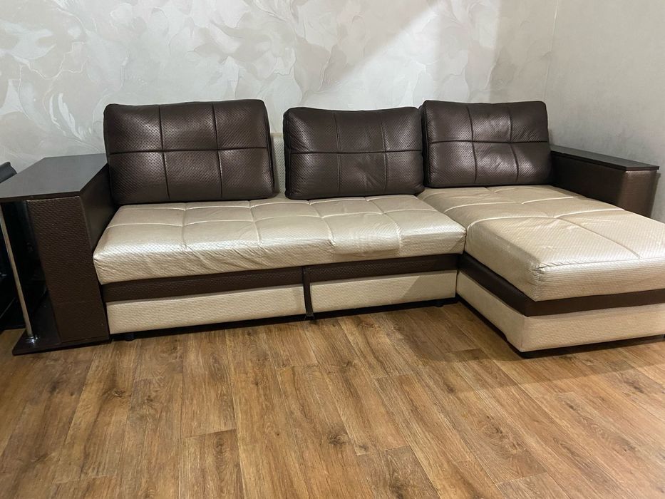 Продам диван угловой.