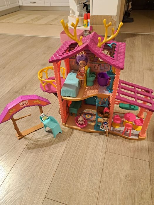Casa Enchantimals + 2 Papusi si diferite accesorii.