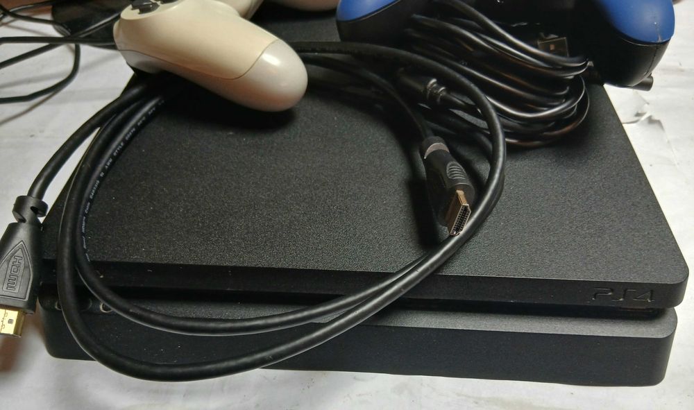 Playstation 4 1 TB + контролери + игри