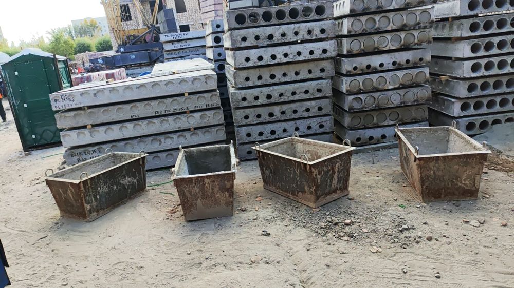 Столы каменщика с бадьями для раствора