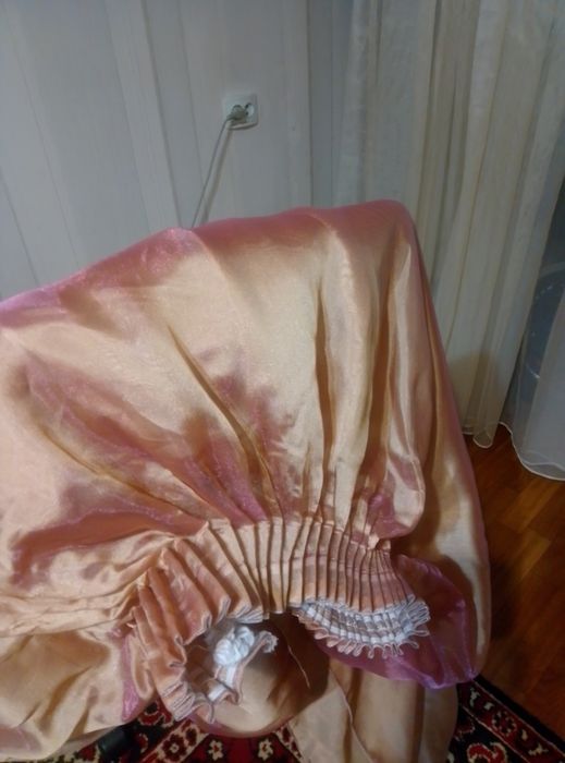 Шторы темно синие и розовые.