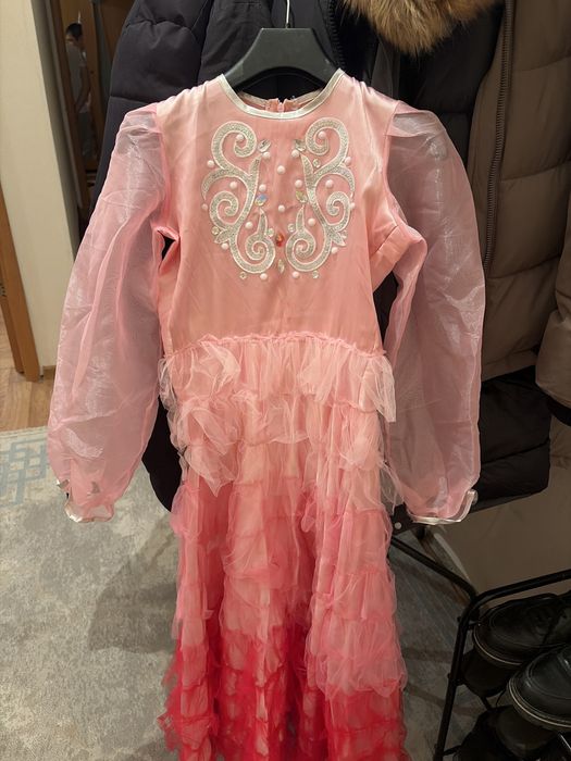 Очень красивое казахское платье,примерно на 9-10 лет