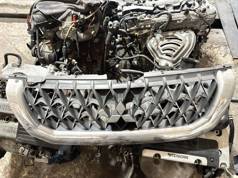 Решетка митсубиси монтеро спорт оригинал б/у