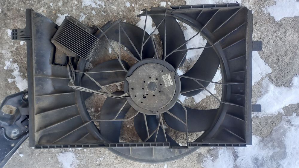 Продам Вентилятор радиатор на Мерседес w203