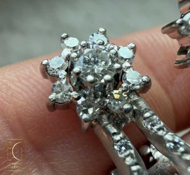 Pereche de cercei clips din aur alb, decorată cu diamante