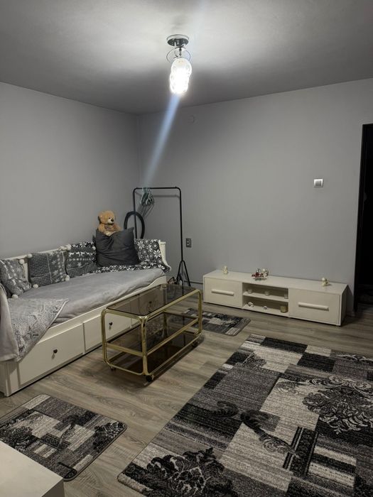 Închiriez apartament