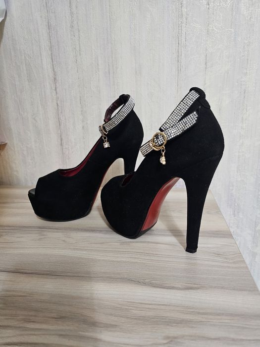 Туфли  продаются рр 34