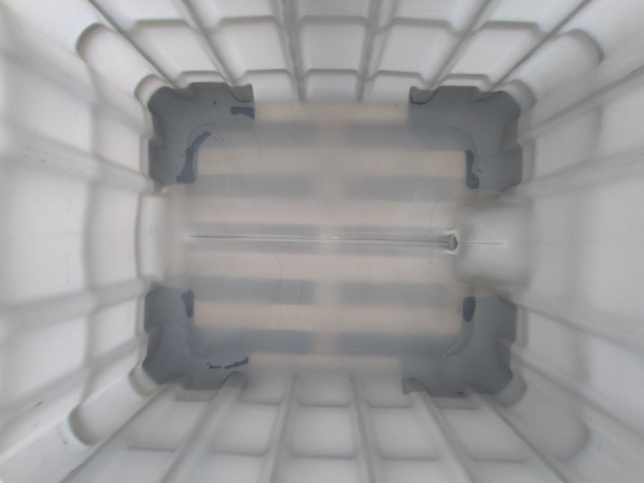 Бидони 1000 литра .Цистерни един тон на метален палет с решетка