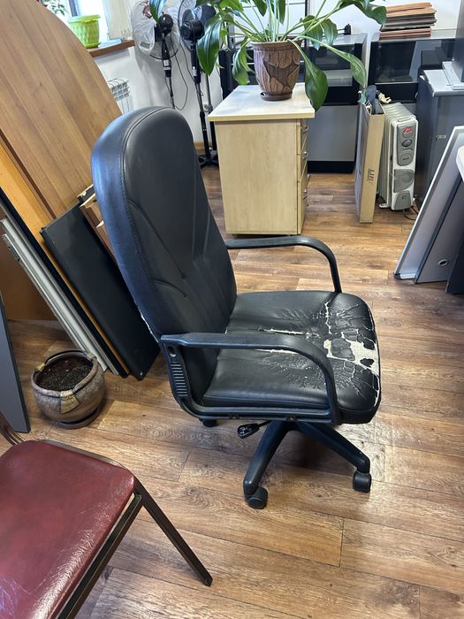 Продаю офисную мебель