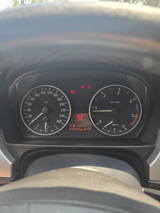 E - 90 / 2006 Mașina funcționează impecabil.