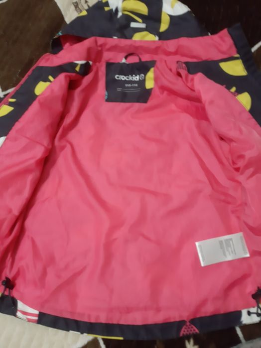 Продам ветровку на девочку