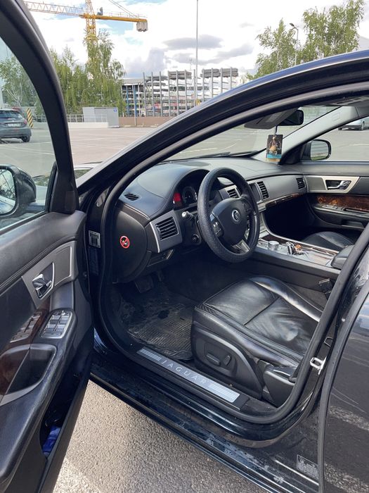 Jaguar XF 3.0D 2010 211cp acte la zii