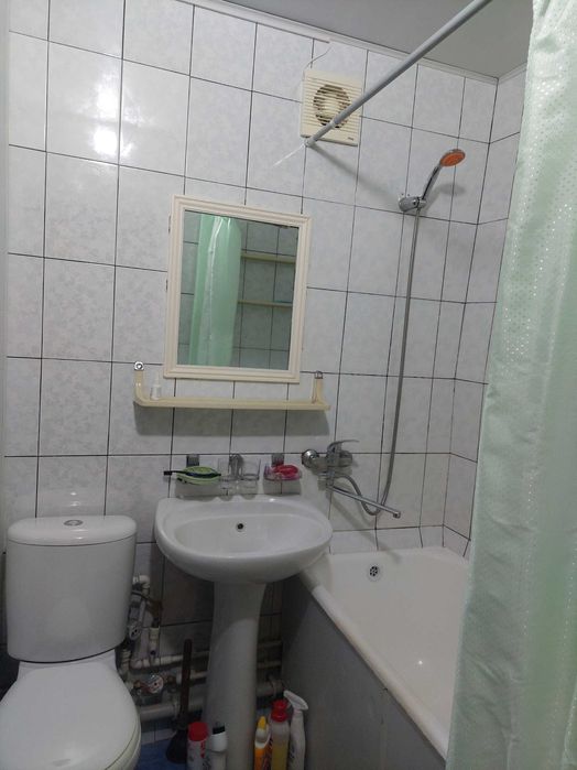 Сдается 4хкомнатная квартира,с обстановкой, с техникой, цена 600у.е.