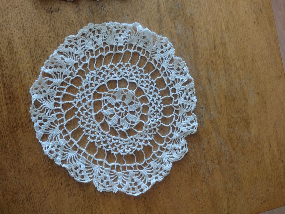 Покривки и карета плетени на една кука