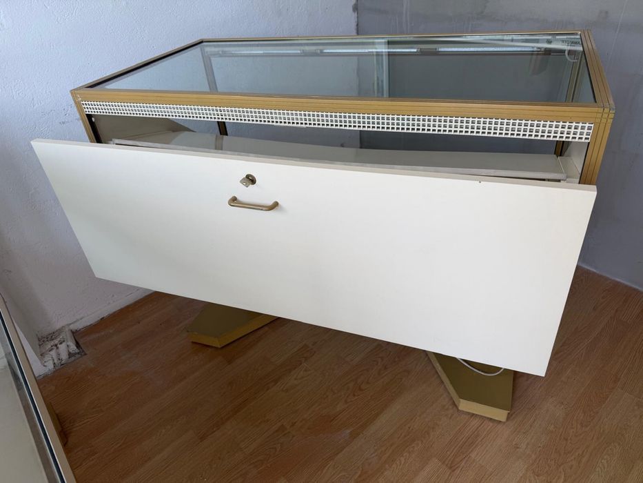 Vitrine Bijuterii / Ceasuri Premium – Mobilier Comercial de Lux Iluminat