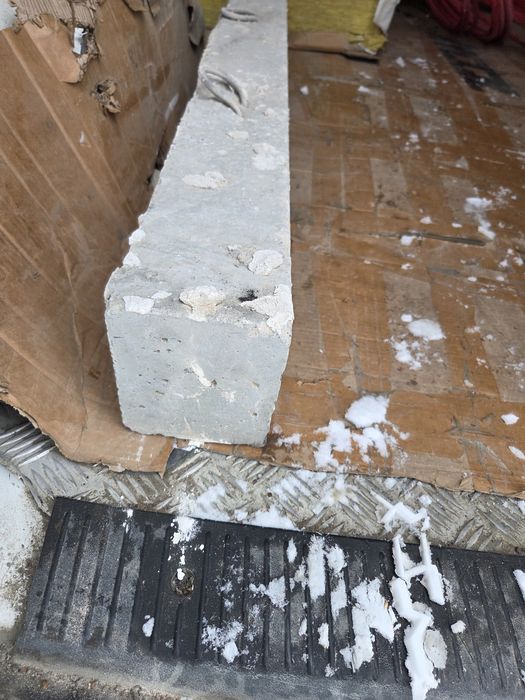 Бетонный блок над проемом