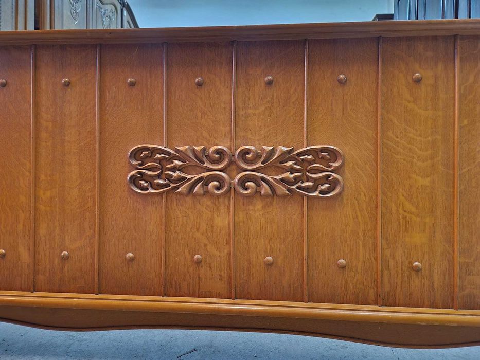 Спалня с два нощни щкафчета от стабилен дъбов масив и метален обков