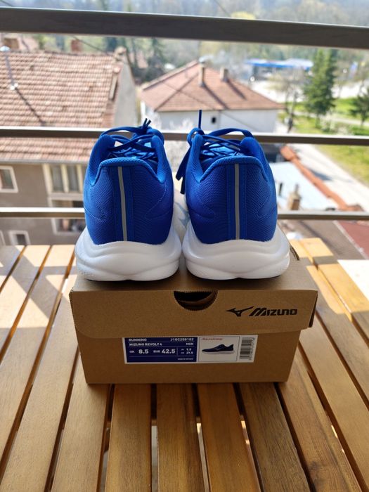 Mizuno wave REVOLT 4