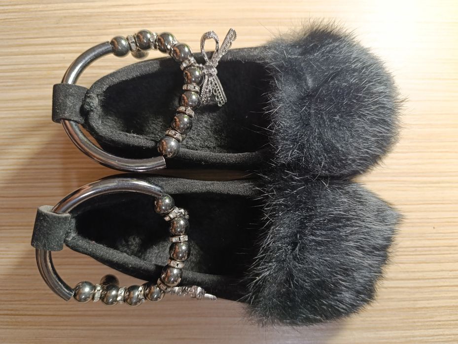 Продам нарядные туфли на девочку