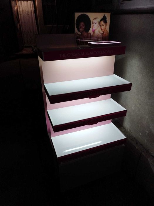 Stand make-up. Se poate folosi la orice