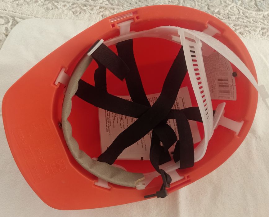 ПРОДАМ  жилет рабочий , бельё нательное,каску