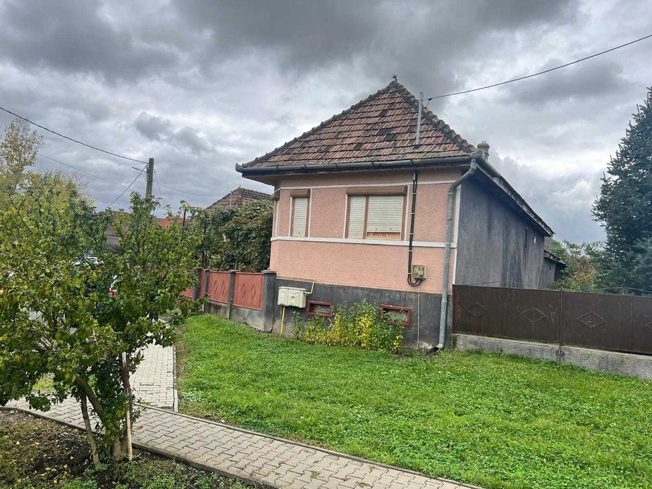 Casa la tara de vanzare.