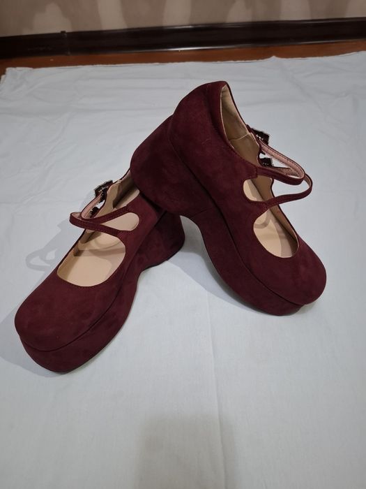 Бордовые замыжные туфли на платформе, новые не разу не носили.