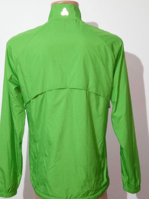 Vând jachetă Odlo subțire cu captușeală și windbreaker.