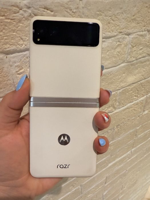 Продавям  Motorola Razr 40